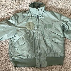 Army green puffer type jacket or light type snow jacket size XL